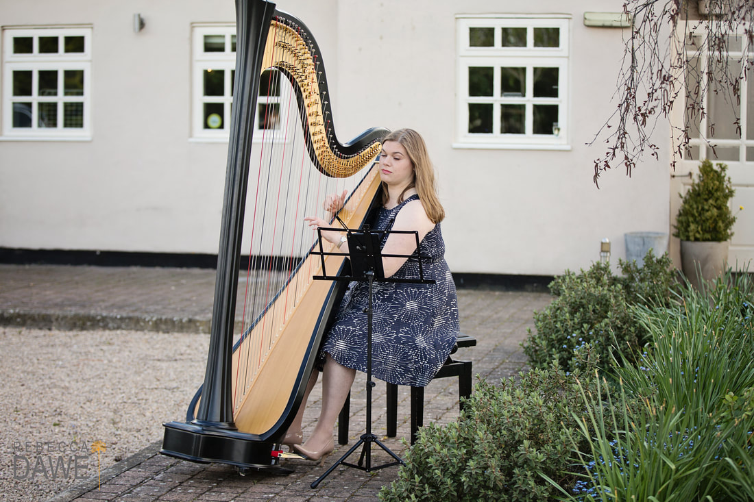 harriet performing outside at a wedding drinks reception at shearsby bath